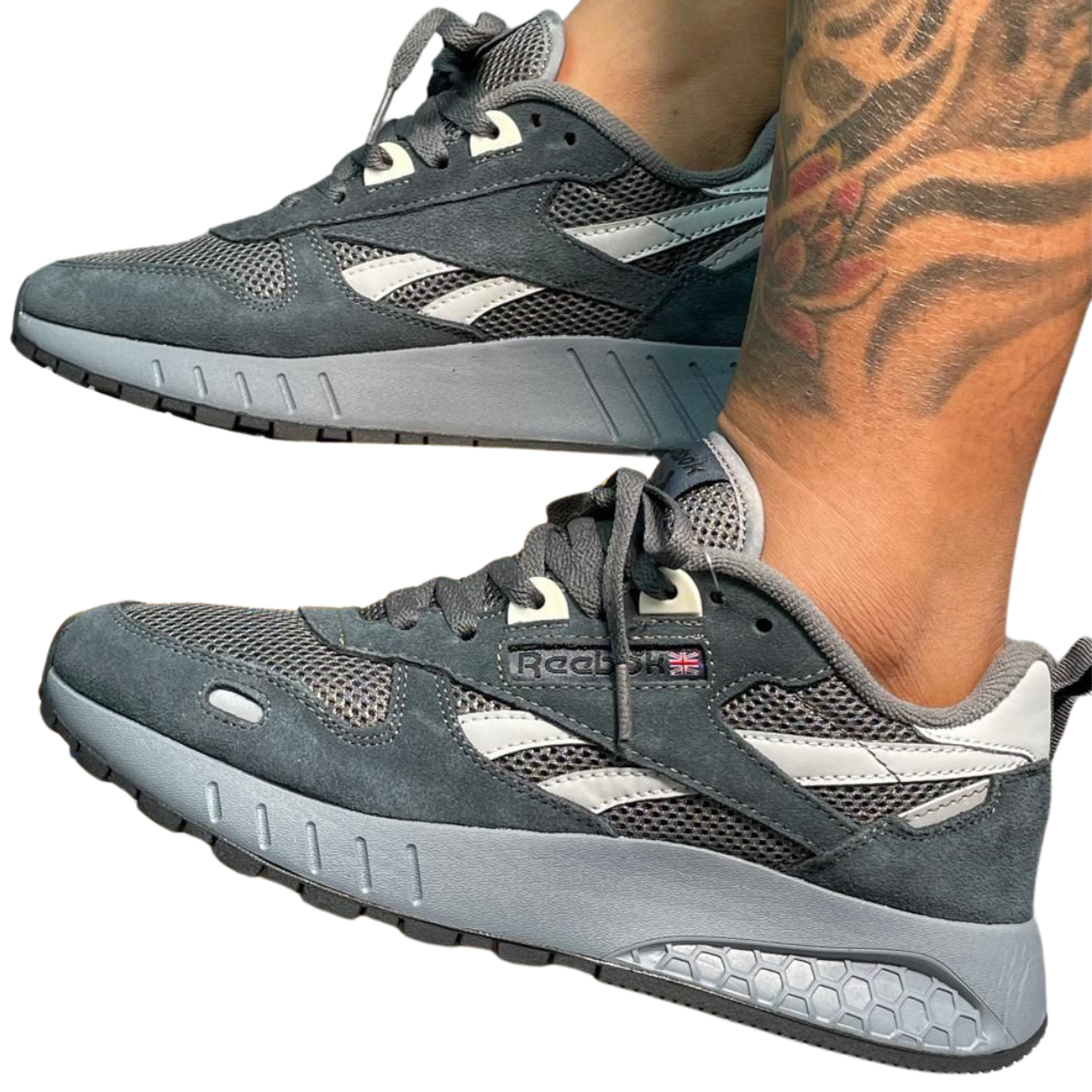 REEBOK ZAPATILLAS HOMBRE: Comodidad, Estilo y Rendimiento en un Solo Calzado Si estás buscando REEBOK ZAPATILLAS HOMBRE que combinen estilo, comodidad y rendimiento, has llegado al lugar indicado. En Onlineshoppingcenterg, ofrecemos una amplia gama de zapatillas Reebok para hombre que satisfacen todas tus necesidades, desde modelos clásicos hasta los más recientes lanzamientos.  ¿Por Qué Comprar REEBOK ZAPATILLAS HOMBRE? Las REEBOK ZAPATILLAS HOMBRE se han destacado durante décadas por su calidad, durabilidad y diseño innovador. No importa si eres un amante de los deportes, un aficionado del running o simplemente alguien que valora la comodidad en su calzado diario, Reebok tiene el par perfecto para ti. A continuación, te contamos por qué deberías considerar adquirir un par de zapatillas Reebok:  1. Calidad Garantizada Las zapatillas Reebok están diseñadas para ofrecerte la mejor calidad. Fabricadas con materiales resistentes y tecnología avanzada, estas zapatillas están hechas para durar, brindándote el soporte que necesitas en cada paso.  2. Estilo para Cada Ocasión Reebok ofrece una amplia variedad de estilos para que encuentres el par ideal. Desde los icónicos Tenis Reebok hombre clásicos hasta las modernas zapatillas Reebok para hombre, hay un modelo para cada preferencia. Además, en nuestra tienda encontrarás Reebok classic hombre, perfectos para quienes buscan un look retro con un toque moderno.